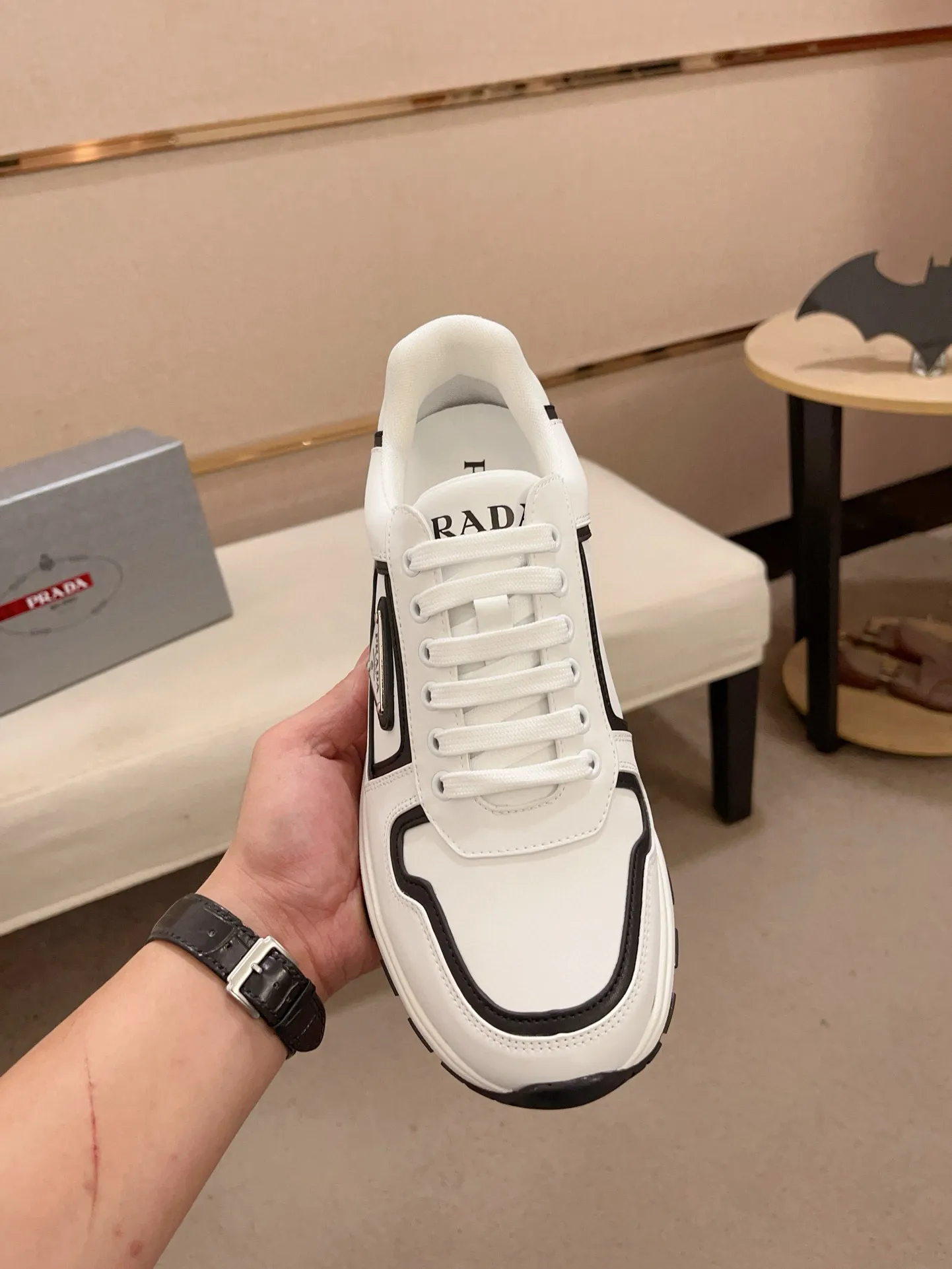 Men's shoes 💰 580 💰 (high version) new Prada (Prada) high-top counters are launched simultaneously, new men's shoes, 😘fabrics are selected from waterproof technical cloth. First layer cowhide lining. 👍🏿Original molded anti-slip rubber outsole, with exquisite lines, simple and elegant, comfortable and high-end for leisure travel. Number of yards: 38 to 44. (Can be customized for 45.46.)